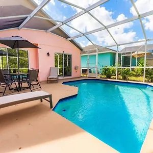 In Cheerful 4-bedroom With Pool Davenport